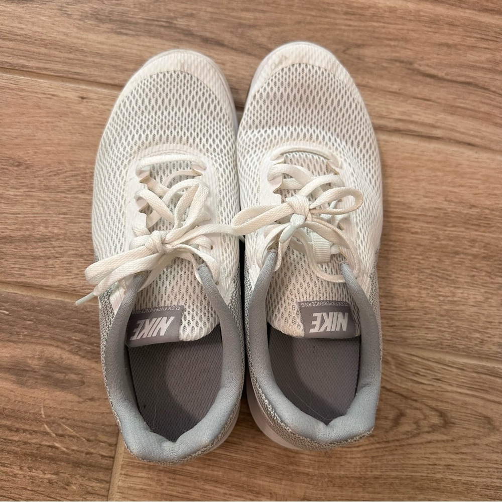 Nike Women’s Flex Experience White and Gray Running Shoes Sneakers Size 9 - Picture 7 of 9